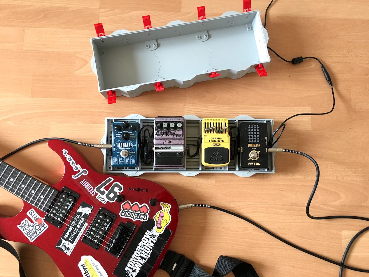 Portable velcro-less guitar pedalboard : r/3Dprinting